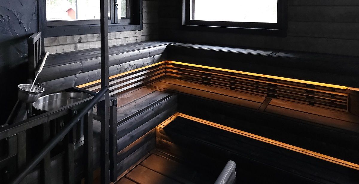 In the sauna, the LED strip is located at the bottom of the seating area, from where it shines downwards. The ribbon is colour temperature adjustable, so the light can be adjusted to the desired atmosphere and time of day